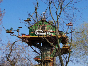 Équipement de parc de terrain de jeu Non standard, cabane dans les arbres de personnalité, scène de cabine en forme de bois massif